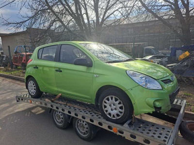 Hyundai i20 r.v.2010,1,2i 57kW zelená metalíza | Vozy na náhradní díly | Autoauto.cz